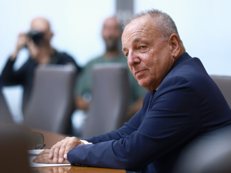 Top 5 novic za začetek dneva: premirje na nitki, cenejši bencin in prihajajoči rezi