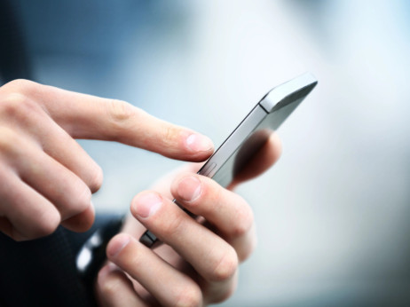 Starši na telefonu, otroci brez pozornosti: nova študija opozarja na posledice
