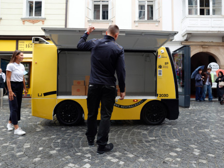 Robotski poštar na ljubljanskih ulicah napoveduje prihodnost