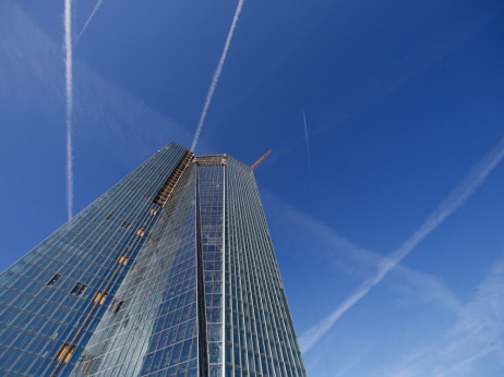 Ekonomisti svarijo: ECB lahko z dvigom obrestnih mer ponovi napako iz leta 2011