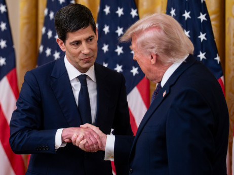 Je Trump s klici Warsha poskušal vplivati na monetarno politiko Feda?
