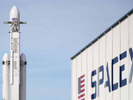SpaceX med elito, medtem ko njegovi prihodki še zdaleč niso blizu podjetjem "Veličastnih sedem"
