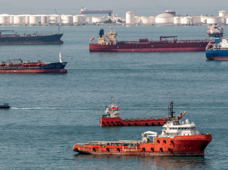 Иранската нафта сѐ подолго останува на море, големите купувачи се повлекуваат