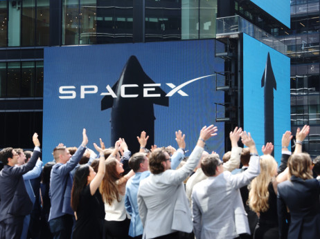 SpaceX delnica pada že tretji dan zapored - kaj pravijo analitiki