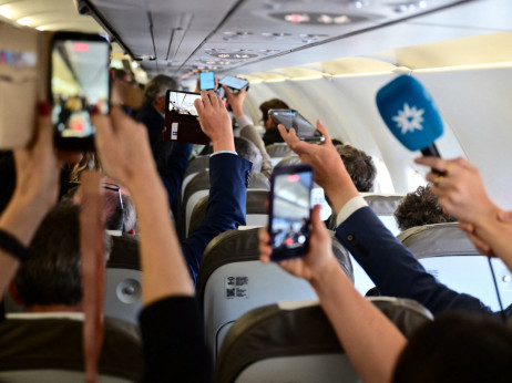 Kako je leteti v papeževem novinarskem spremstvu