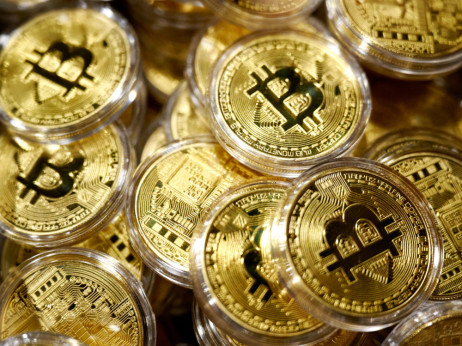 Razprodaja bitcoina se utegne poglobiti ob zapadlosti opcij za 10 milijard dolarjev