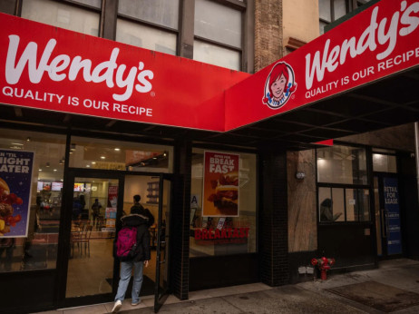 Naval meme vlagateljev izstrelil delnice Wendy's za 26 odstotkov