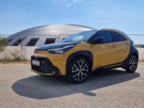 Test toyote aygo X hybrid: mestni varčnež, ki se ne ustraši niti avtoceste