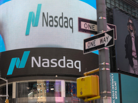 Nasdaq 100 blizu korekcije, razprodaja delnic polprevodnikov se nadaljuje