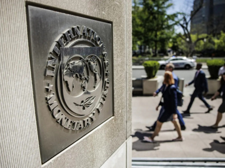 MDS opozarja na balon umetne inteligence, dolg in kibernetske napade
