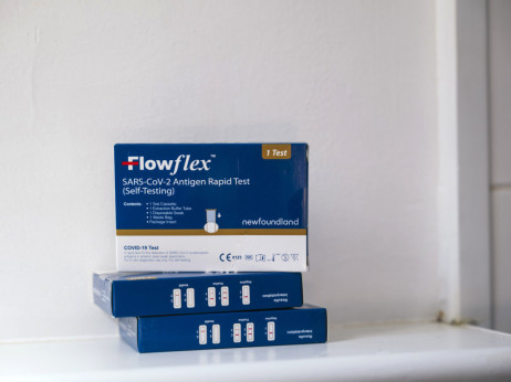 "Divji zahod" na področju domačih medicinskih testov: influencerji pospešujejo prodajo, stroka pa svari