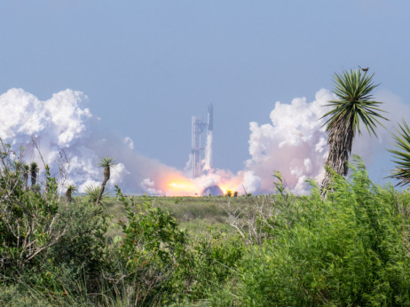 SpaceX v vesolje pošilja raketo, na borzi pa delnica pada