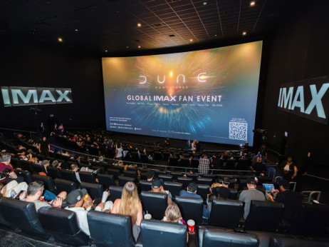 Filmski navdušenci segli globoko v žep za edinstveno izkušnjo "Odiseje" v Imaxu 70 mm
