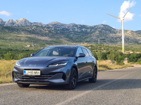 Test BYD seala 6: Hibrid, ki brez dizla prevozi 1.350 kilometrov