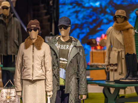 Britanski tajkun kupil delež v Burberryju, stavi na dostopnejši luksuz