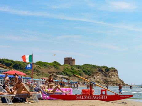 Za ležalnik 225 evrov, za sendvič opomin: kaj se dogaja na italijanskih plažah?