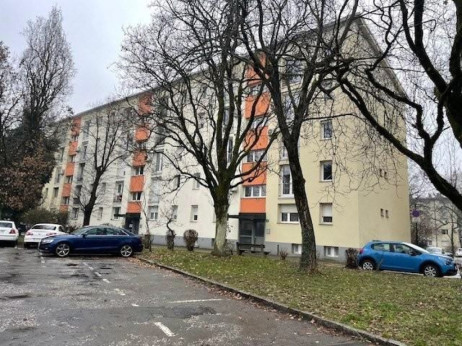 Septembra na dražbah: pet stanovanj v Ljubljani, hiša z bazenom in hotel v Ormožu