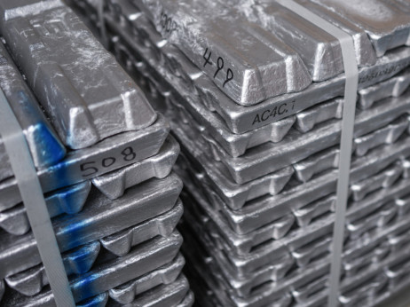 Aluminij po vztrajni rasti dosegel sedemtedenski vrh, zaloge vse nižje