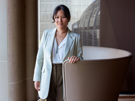 Karen Hao: Kdo plača resnično ceno revolucije umetne inteligence – vikend intervju