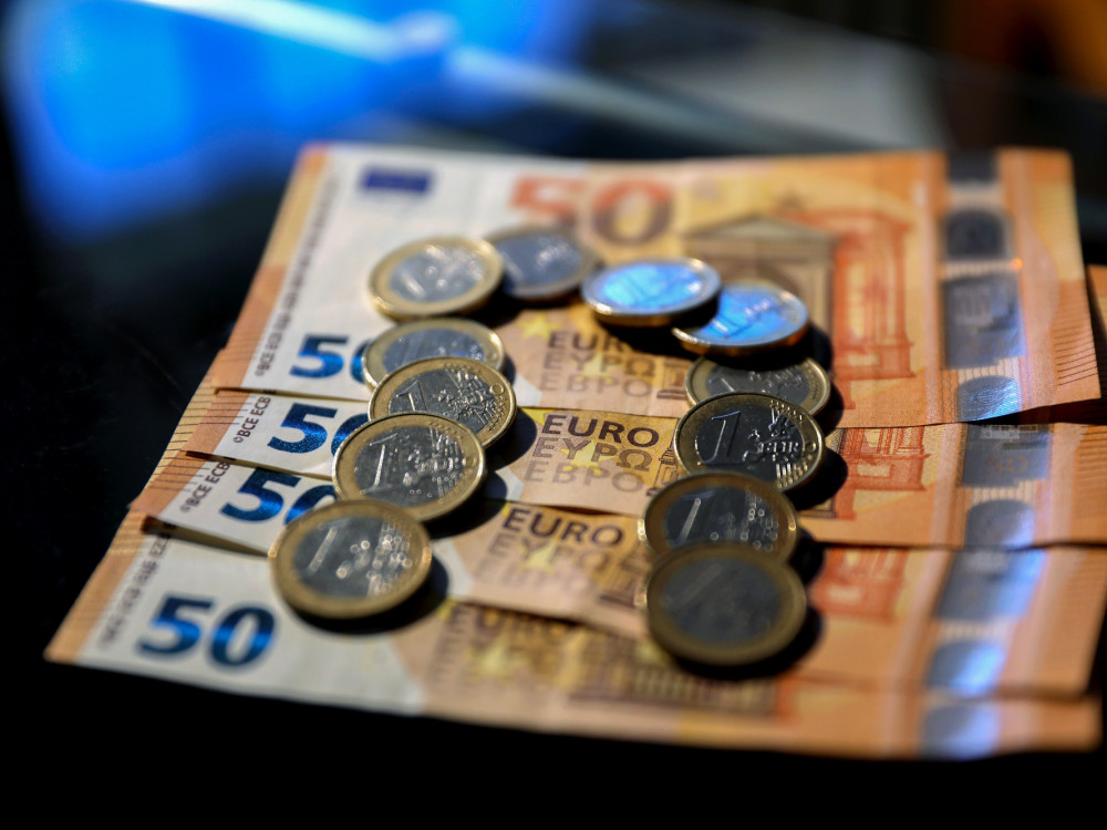 Slovenija vse bolj mobilizira zasebni kapital, v evropskem merilu le palček