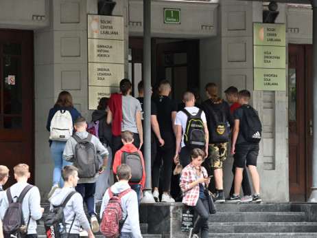 Nazaj v šolske klopi: katere poklice izbirajo mladi in kaj dejansko potrebuje trg dela