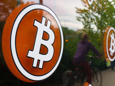 Bitcoin po silovitem skoku zdrsnil z osemmesečnega vrha