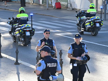 Povprečna bruto plača v javnem sektorju julija nižja za 127 evrov