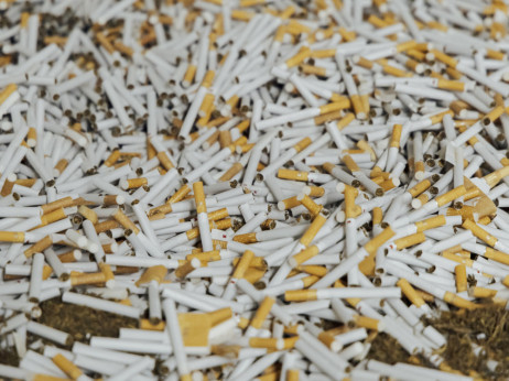 Manj tvegano kot kokain: kriminalci Evropo preplavljajo s ponarejenimi cigaretami