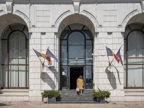 Dajte kri in kupite obveznice: države vse bolj domiselne pri polnjenju blagajn