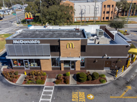 McDonald’s zaradi dražjega Big Maca v nemilosti vlagateljev, delnica izgubila 30 odstotkov