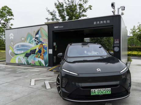 Geely bo kupil 30-odstotni delež v enoti tekmeca Nio za menjavo baterij