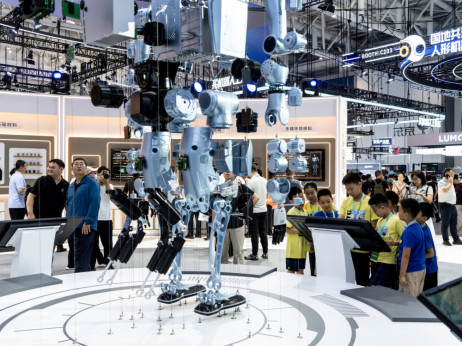 Kdo že služi denar v robotiki in kdo obljublja rast?