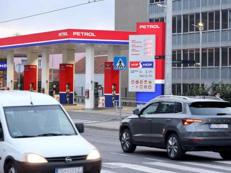 Bencin in dizel od jutri cenejša za 0,2 centa