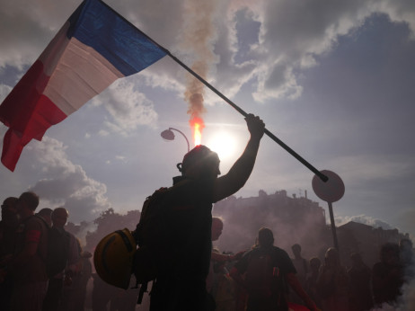 Študentski protesti v Franciji se širijo, stavkajo tudi učitelji