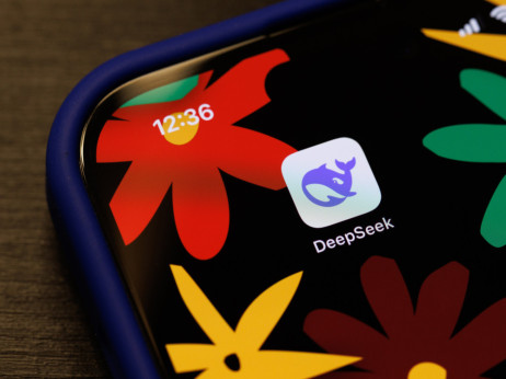Kitajski DeepSeek zbral 15 milijard dolarjev za tekmo z vodilnimi ameriškimi AI podjetji