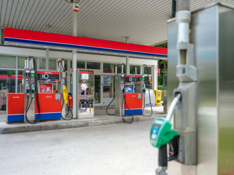 Analitiki BBA: Petrol rešujejo trgovine, gostinstvo in električna energija
