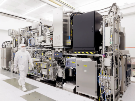 ASML zvišuje napovedi, povpraševanje po opremi za proizvodnjo čipov presega ponudbo