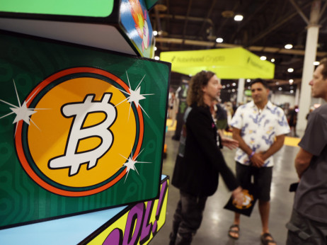 Bitcoin spet nad 82.000 dolarjev