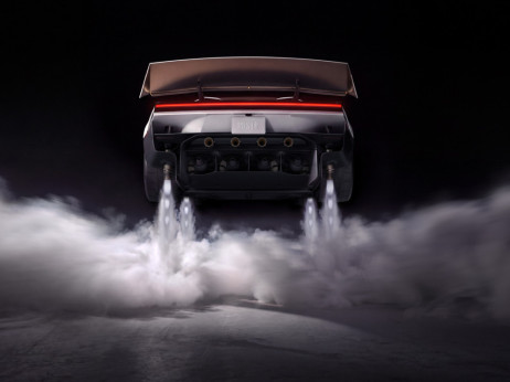 Tesla z devetletno zamudo razkrila leteči kupe z imenom roadster
