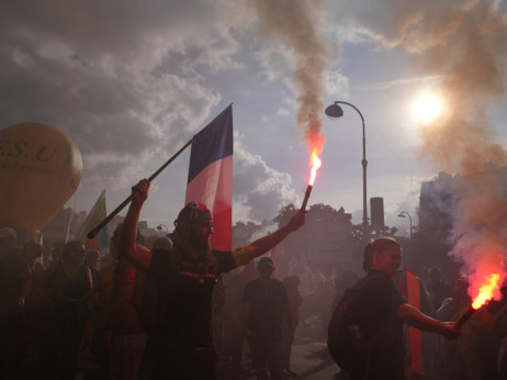 Pred vsedržavnimi protesti rumenih jopičev in študentov v Franciji izbruhnilo nasilje
