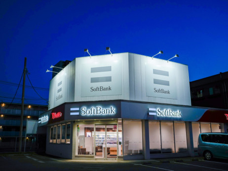 Dvomi v AI naraščajo: SoftBank izgubila polovico tržne vrednosti