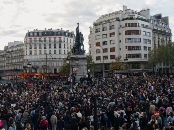 Francija v primežu nemirov: 70.000 policistov na ulicah pred novimi protesti