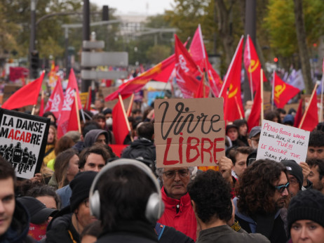 Протести во Франција, Италија и Албанија: Солзавец, водени топови и гумени куршуми
