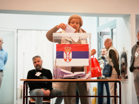 V Srbiji potekajo volitve, ponekod se vijejo dolge vrste, tudi na volišču v Ljubljani