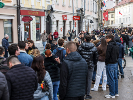 V Srbiji potekajo volitve, ponekod se vijejo dolge vrste, tudi na volišču v Ljubljani
