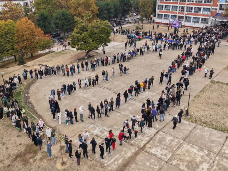 Volitve v Srbiji v znamenju visoke udeležbe, vrst pred volišči in incidentov