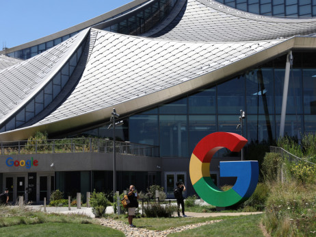 Google ob rekordnih 500 milijard dolarjev, ker umetna inteligenca načenja prodajo