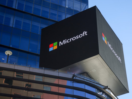 Microsoftova rast oblaka kaže, da se milijardna vlaganja v AI obrestujejo